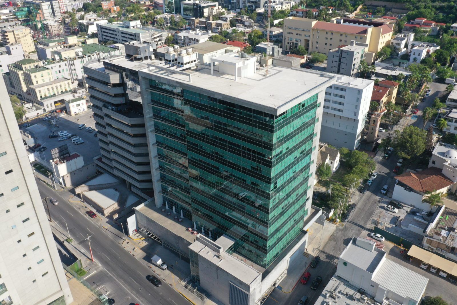 Uno de los 200 inmuebles que FOINBRA renta a grandes empresas en el país, es el edificio de las oficinas corporativas de HEB México en Monterrey. 2
