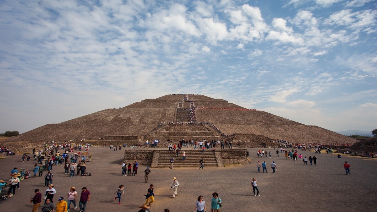 turistas internacionales en pirámides del país