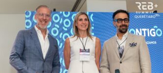 Panelistas en REBS Querétaro 2025, cumbre de negocios inmobiliarios en el Bajío. Presentación de expertos en el sector, evento de networking.