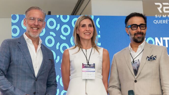 Panelistas en REBS Querétaro 2025, cumbre de negocios inmobiliarios en el Bajío. Presentación de expertos en el sector, evento de networking.