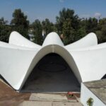 Los Manantiales es un exclusivo edificio de arquitectura modernista, destacado por sus elegantes cubiertas curvas que evocan pétalos o alas, aportando una identidad única y sofisticada. Rodeado de áreas verdes y situado junto a modernas edificaciones urbanas, ofrece un entorno privilegiado bajo un cielo despejado. Esta propiedad representa una oportunidad excepcional para inversores y compradores que valoran el diseño vanguardista, la exclusividad y la integración perfecta entre naturaleza y entorno urbano premium.