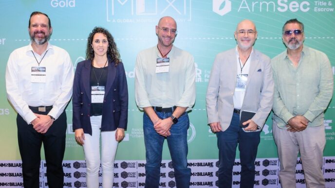 Cinco destacados profesionales del sector inmobiliario se posan frente a un moderno fondo temático de Tulum, acompañado de logotipos selectos y mensajes clave. Vestidos con atuendos elegantes y formales, transmiten confianza y profesionalismo, reflejando la excelencia que distingue a los proyectos premium en destinos exclusivos como Tulum. Esta imagen refuerza el compromiso con la calidad y la visión de ofrecer oportunidades de inversión excepcionales para clientes exigentes.