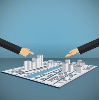 Dos manos en gesto de presentación se posan sobre una maqueta urbana compuesta por elegantes edificios blancos y distintivos cuerpos de agua azul, evocando una visión moderna y sofisticada del desarrollo urbano. Esta escena transmite un enfoque estratégico en la planificación inmobiliaria de alto nivel, ideal para quienes buscan invertir en proyectos emblemáticos capaces de redefinir el horizonte al estilo globalmente reconocido de desarrollos premium. El fondo azul resalta el carácter vanguardista y el potencial transformador del proyecto, orientado a compradores e inversores que valoran la exclusividad, innovación arquitectónica y oportunidades seguras para capitalizar su inversión.