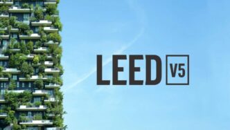 En la imagen se aprecia un edificio contemporáneo, distinguido por sus amplios balcones ajardinados y líneas arquitectónicas vanguardistas, que se integran armónicamente con el entorno urbano bajo un cielo despejado. A la derecha, la certificación “LEED v5” resalta su compromiso con los más altos estándares globales de sostenibilidad. Esta propiedad representa una oportunidad exclusiva para inversores y compradores beneficiosos que buscan excelencia en diseño, eficiencia energética y responsabilidad ambiental dentro del segmento inmobiliario premium.