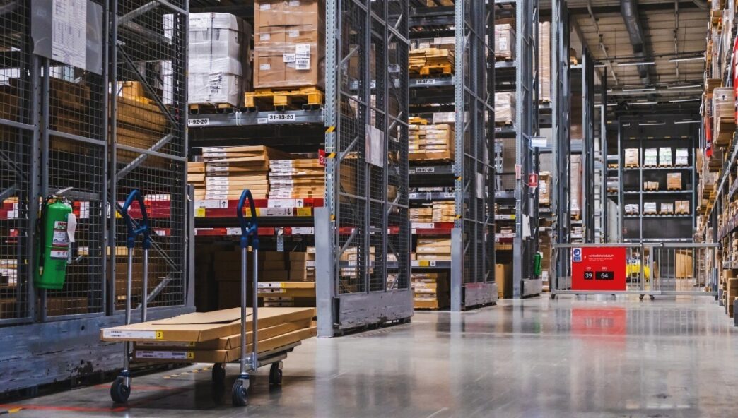 Descubra la excelencia en infraestructura industrial: nave ubicada en pleno corazón del sector logístico premium, equipada con estantes de gran altura para optimizar el almacenamiento y movilidad de mercancías de alto valor. El inmueble cuenta con amplios pasillos diseñados para una eficiente gestión operativa, accesos seguros, sistemas avanzados de iluminación y medidas completas de seguridad como cercado metálico y extintores estratégicamente ubicados. Una oportunidad exclusiva para inversores o empresas que buscan potenciar su productividad en espacios industriales a la altura de los más altos estándares internacionales.