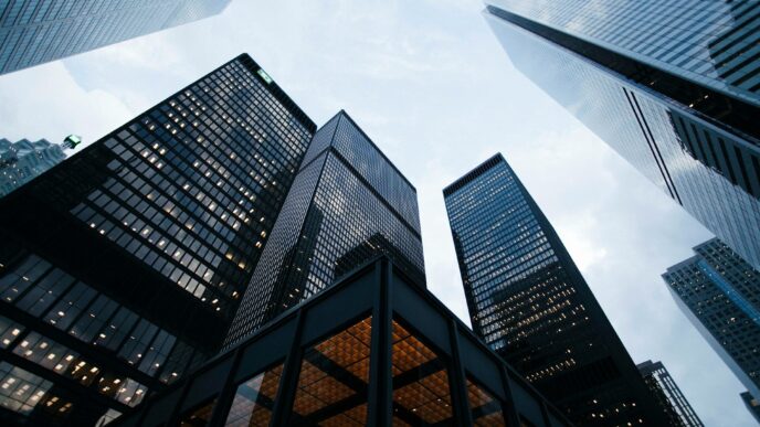 Imponentes edificios de oficinas de diseño contemporáneo y fachadas acristaladas se elevan sobre el horizonte, destacando líneas arquitectónicas sofisticadas y patrones geométricos que definen el sector inmobiliario premium. Estas propiedades emblemáticas ofrecen una imagen vanguardista, eficiencia estructural y un entorno óptimo para inversiones sólidas o sedes corporativas de alto nivel, satisfaciendo las expectativas de los compradores más exigentes.