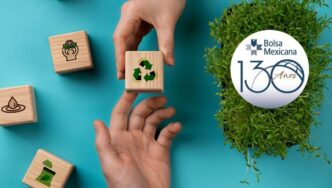 Dos manos apilan bloques de madera con símbolos de reciclaje y sostenibilidad sobre un lecho de césped natural, reflejando el compromiso real con la responsabilidad ambiental. A la derecha, se presenta el logotipo del 130 aniversario de la Bolsa Mexicana de Valores, reafirmando su visión hacia un futuro más verde y sustentable. Este enfoque alineado entre inversión inmobiliaria premium y principios ESG consolida oportunidades únicas para compradores e inversores que priorizan activos exclusivos con alto valor agregado y proyección sostenible.