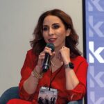 Una destacada profesional del sector inmobiliario premium, reconocida por su experiencia en proptech, participa como ponente principal en un evento exclusivo de la industria. Con una presencia impecable y carácter sofisticado, comparte análisis estratégicos sobre innovación tecnológica aplicada al inmobiliario de alto valor. Su intervención, dirigida a inversores y compradores exigentes, subraya las tendencias disruptivas que impulsan la eficiencia, la transparencia y el retorno de la inversión en el mercado inmobiliario de lujo.