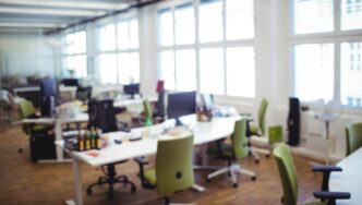 Ofrecemos una oficina de diseño contemporáneo en el estilo exclusivo “Mercado Oficinas Guanajuato”, pensada para satisfacer las expectativas de los inversionistas y compradores más exigentes. El espacio de concepto abierto cuenta con múltiples estaciones de trabajo equipadas, elegantes sillas ergonómicas en tono verde y amplios ventanales que inundan cada rincón con luz natural, creando un entorno ideal para potenciar la productividad y el bienestar laboral. Esta propiedad premium se presenta como una oportunidad única para quienes buscan invertir o establecer su empresa en un ambiente cómodo, funcional y estratégicamente ubicado dentro del sector inmobiliario más destacado.