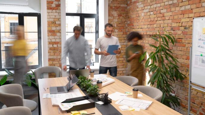 Un equipo de profesionales colabora en un exclusivo espacio de oficinas, diseñado con elegantes muros de ladrillo expuesto que reflejan la sofisticación y el vanguardismo del coworking premium en la Ciudad de México. La oficina ofrece amplios ventanales que inundan los ambientes con luz natural, integrando elementos modernos como pizarras blancas funcionales y detalles cuidadosamente seleccionados —incluyendo plantas ornamentales y una zona de café— para fomentar la productividad y el networking. Este entorno representa una oportunidad única para inversores o compradores que buscan espacios corporativos de alto nivel, ideales para empresas visionarias que valoran imagen, ubicación estratégica y un ambiente inspirador.