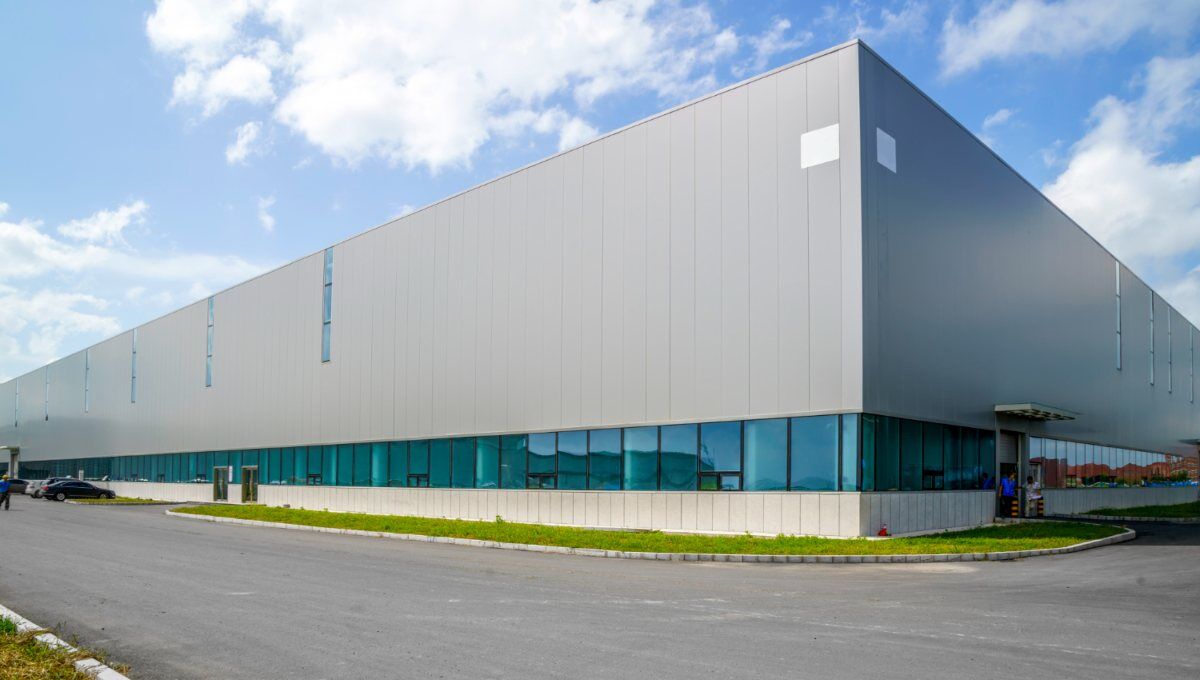 Ubicado en el dinámico sector industrial de México, se encuentra este imponente almacén premium de arquitectura contemporánea. La edificación destaca por su fachada de elegante revestimiento metálico gris y ventanas con cristal tintado en azul, proyectando una imagen sofisticada y moderna. Rodeado de vialidades pavimentadas y áreas verdes cuidadosamente diseñadas, este inmueble representa una oportunidad estratégica para inversionistas o compradores que buscan maximizar su portafolio en espacios industriales de alto nivel.