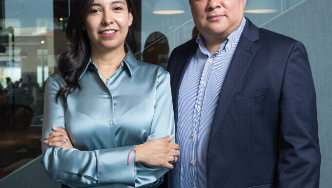 Dos profesionales, una mujer y un hombre, se posan juntos en un entorno interior elegante, ataviados con impecable indumentaria ejecutiva. Con una clara demostración de inteligencia estratégica y visión analítica, se preparan para llevar a cabo un análisis integral del mercado industrial premium en México. Su actitud decidida y enfoque profesional refleja el compromiso de brindar soluciones de alto valor para inversores y compradores que buscan oportunidades exclusivas dentro del sector inmobiliario más exigente.