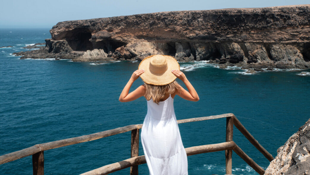 Una exclusiva residencia frente al mar, con una elegante terraza de madera que ofrece vistas panorámicas a la imponente costa rocosa y aguas azul turquesa. El entorno natural, enmarcado por espectaculares acantilados y cielos despejados, brinda un escenario incomparable para quienes buscan privacidad, lujo y conexión directa con el paisaje más privilegiado del litoral. Una inversión singular dirigida a quienes exigen lo mejor en ubicación, diseño y calidad de vida frente al mar.
