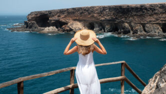 Una exclusiva residencia frente al mar, con una elegante terraza de madera que ofrece vistas panorámicas a la imponente costa rocosa y aguas azul turquesa. El entorno natural, enmarcado por espectaculares acantilados y cielos despejados, brinda un escenario incomparable para quienes buscan privacidad, lujo y conexión directa con el paisaje más privilegiado del litoral. Una inversión singular dirigida a quienes exigen lo mejor en ubicación, diseño y calidad de vida frente al mar.