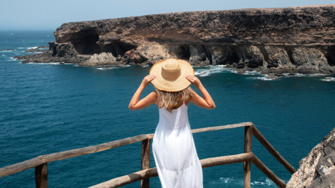 Una exclusiva residencia frente al mar, con una elegante terraza de madera que ofrece vistas panorámicas a la imponente costa rocosa y aguas azul turquesa. El entorno natural, enmarcado por espectaculares acantilados y cielos despejados, brinda un escenario incomparable para quienes buscan privacidad, lujo y conexión directa con el paisaje más privilegiado del litoral. Una inversión singular dirigida a quienes exigen lo mejor en ubicación, diseño y calidad de vida frente al mar.