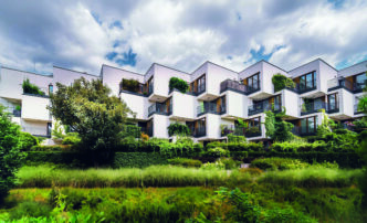 Exclusivo edificio residencial de arquitectura moderna, caracterizado por su elegante fachada blanca y atractivos balcones geométricos que integran vegetación y plantas, creando un entorno natural dentro del espacio privado. Este desarrollo inmobiliario premium cuenta con certificación LEED, garantizando altos estándares de eficiencia energética y sostenibilidad. Rodeado de jardines exuberantes y amplias áreas verdes, la propiedad destaca como una oportunidad incomparable para inversionistas o compradores que valoran el diseño contemporáneo, la exclusividad y el compromiso ambiental en una ubicación privilegiada.