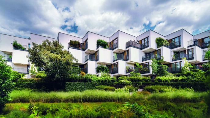 Exclusivo edificio residencial de arquitectura moderna, caracterizado por su elegante fachada blanca y atractivos balcones geométricos que integran vegetación y plantas, creando un entorno natural dentro del espacio privado. Este desarrollo inmobiliario premium cuenta con certificación LEED, garantizando altos estándares de eficiencia energética y sostenibilidad. Rodeado de jardines exuberantes y amplias áreas verdes, la propiedad destaca como una oportunidad incomparable para inversionistas o compradores que valoran el diseño contemporáneo, la exclusividad y el compromiso ambiental en una ubicación privilegiada.