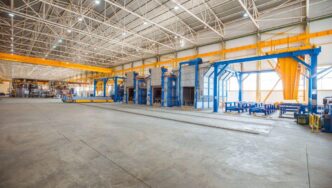 Espaciosa nave industrial de alto nivel ubicada en el corazón del mercado industrial de CDMX. Esta propiedad destaca por su impecable estado, techos altos y robusta estructura con vigas de acero, lo que garantiza una sólida durabilidad y flexibilidad para múltiples operaciones. Equipado con maquinaria pesada de última generación, cuidadosamente alineada a lo largo del muro principal en tonos azul y amarillo, este espacio ofrece un entorno eficiente y optimizado para industrias exigentes. La iluminación natural abundante, complementada con sistemas artificiales estratégicamente instalados, asegura un ambiente de trabajo óptimo en todo momento. Una oportunidad exclusiva diseñada para inversores o compradores que buscan calidad superior y alto potencial en una ubicación privilegiada del sector inmobiliario premium.