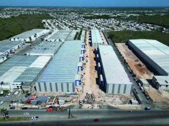 Vista aérea de un parque industrial en desarrollo en Mérida, conformado por amplias naves de última generación y equipamiento especializado, ideal para implementar soluciones logísticas Nexa Última Milla. El entorno cuenta además con bodegas adicionales y zonas residenciales consolidadas, lo que refuerza el potencial estratégico del proyecto. Una oportunidad única para inversionistas que buscan activos premium con alta proyección de crecimiento y una ubicación privilegiada dentro del corredor industrial más dinámico de la región.