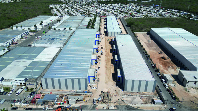Vista aérea de un parque industrial en desarrollo en Mérida, conformado por amplias naves de última generación y equipamiento especializado, ideal para implementar soluciones logísticas Nexa Última Milla. El entorno cuenta además con bodegas adicionales y zonas residenciales consolidadas, lo que refuerza el potencial estratégico del proyecto. Una oportunidad única para inversionistas que buscan activos premium con alta proyección de crecimiento y una ubicación privilegiada dentro del corredor industrial más dinámico de la región.