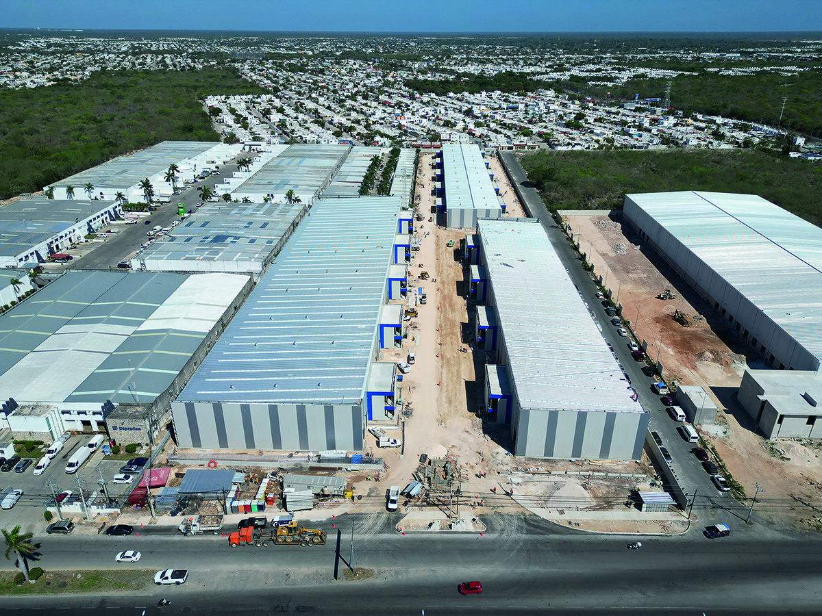 Vista aérea de un parque industrial en desarrollo en Mérida, conformado por amplias naves de última generación y equipamiento especializado, ideal para implementar soluciones logísticas Nexa Última Milla. El entorno cuenta además con bodegas adicionales y zonas residenciales consolidadas, lo que refuerza el potencial estratégico del proyecto. Una oportunidad única para inversionistas que buscan activos premium con alta proyección de crecimiento y una ubicación privilegiada dentro del corredor industrial más dinámico de la región.