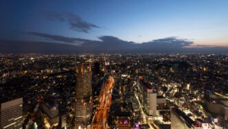 Vista aérea de la ciudad al anochecer, con edificios y avenidas iluminadas, destacando una torre central de gran altura. Esta imagen captura las alcaldías más exclusivas y cotizadas de la Ciudad de México, reconocidas por su alta demanda en el mercado premium de renta de departamentos. El cielo en transición suave subraya el dinamismo urbano y la sofisticación del entorno, atributos clave para inversionistas y compradores que buscan inmuebles excepcionales en las zonas más valoradas de CDMX.