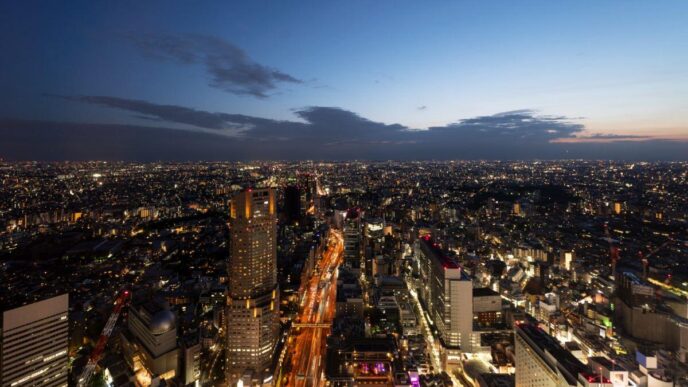 Vista aérea de la ciudad al anochecer, con edificios y avenidas iluminadas, destacando una torre central de gran altura. Esta imagen captura las alcaldías más exclusivas y cotizadas de la Ciudad de México, reconocidas por su alta demanda en el mercado premium de renta de departamentos. El cielo en transición suave subraya el dinamismo urbano y la sofisticación del entorno, atributos clave para inversionistas y compradores que buscan inmuebles excepcionales en las zonas más valoradas de CDMX.