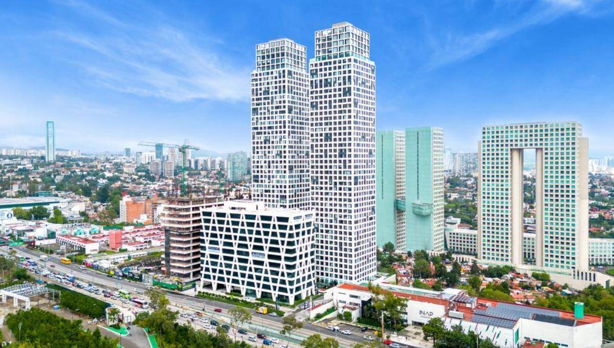 Impresionante panorámica de la Ciudad de México donde destacan modernos rascacielos, elegantes torres gemelas con diseño vanguardista, un edificio blanco de arquitectura singular y una estructura rectangular icónica con gran apertura central. Este entorno representa una oportunidad incomparable para inversión en el sector inmobiliario premium o alquiler residencial exclusivo, ofreciendo plusvalía asegurada y un estilo de vida cómodo en el corazón financiero y cultural de la ciudad.