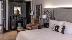 Descubra la exclusividad de Hoteles Pueblo Bonito a través de una habitación contemporánea, diseñada para satisfacer los más altos estándares del sector inmobiliario premium. La elegante cama perfectamente preparada, detalles en textiles de diseño, cómodo sillón en tonos neutros y sofisticada iluminación generan un ambiente refinado y acogedor. Los espacios funcionales incluyen un escritorio con espejo, cafetera, refrigerador y gabinete decorativo de alta calidad, creando el equilibrio ideal entre confort moderno y estilo boutique. Esta propiedad representa una oportunidad única para inversores o compradores exigentes que buscan acceder a destinos residenciales de lujo inigualables.