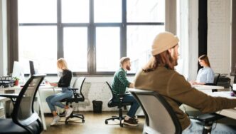 En un entorno de oficina moderno y luminoso, con ventanas de gran formato que realzan la amplitud y el diseño contemporáneo, cuatro profesionales desarrollan sus actividades laborales en la Ciudad de México. Este espacio premium combina comodidad y funcionalidad, ideal para empresas e inversionistas que valoran ambientes inspiradores y productivos. La atmósfera equilibrada entre lo casual y lo profesional evidencia la tendencia actual de retorno a oficinas exclusivas, priorizando la calidad del entorno laboral para equipos dinámicos.