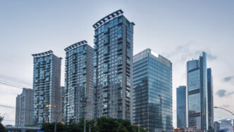 Varias torres residenciales de arquitectura vanguardista se alzan imponentes en el corazón de la ciudad, fusionando modernidad y exclusividad. Sus elegantes fachadas acristaladas capturan la luz del atardecer, proyectando sofisticación y dinamismo urbano. Este desarrollo inmobiliario premium se distingue por su enfoque en la sostenibilidad y el diseño inteligente, integrando vistas panorámicas, iluminación ambiental estratégica y áreas verdes cuidadosamente planificadas. Una oportunidad única para inversores visionarios o compradores que buscan excelencia, ubicación privilegiada y un estilo de vida incomparable en un entorno emblemático.