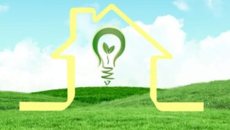 Una silueta dorada de una residencia se alza sobre suaves colinas verdes, bajo un cielo azul claro. En su interior, una luminaria verde con un brote simboliza el compromiso con la sustentabilidad en proyectos residenciales premium y comunidades planeadas. Esta representación visual destaca el enfoque en soluciones ecológicas y entornos exclusivos pensados para inversores y compradores que privilegian eficiencia energética, innovación arquitectónica y calidad de vida superior.