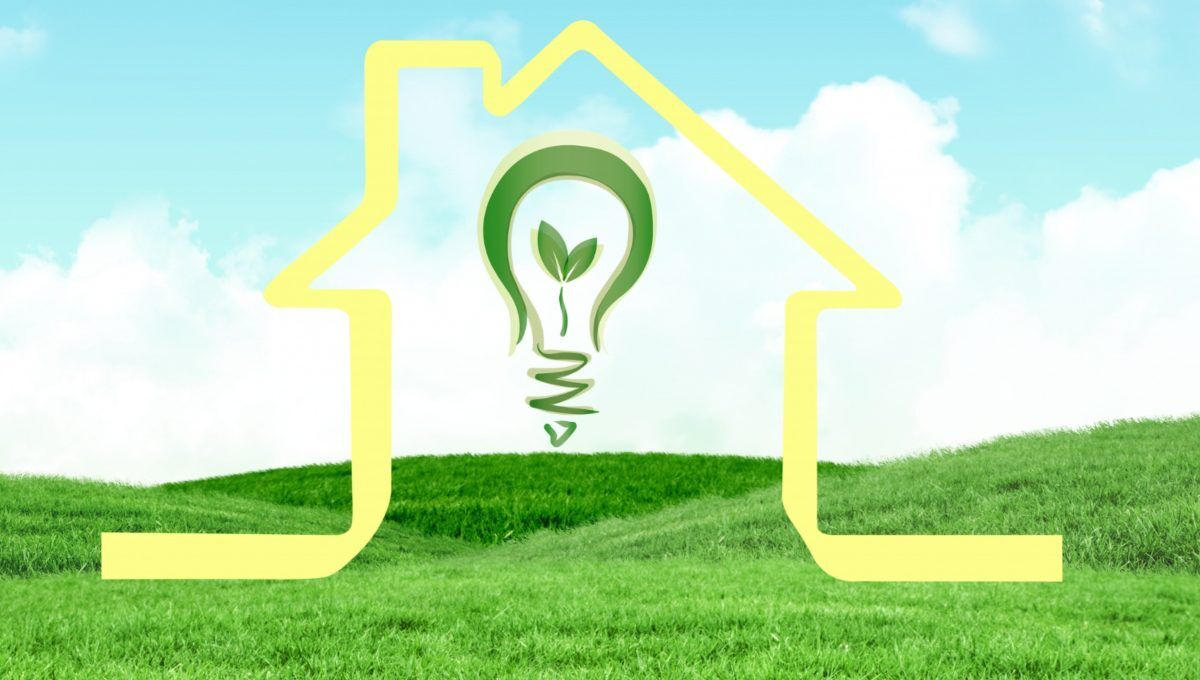 Una silueta dorada de una residencia se alza sobre suaves colinas verdes, bajo un cielo azul claro. En su interior, una luminaria verde con un brote simboliza el compromiso con la sustentabilidad en proyectos residenciales premium y comunidades planeadas. Esta representación visual destaca el enfoque en soluciones ecológicas y entornos exclusivos pensados para inversores y compradores que privilegian eficiencia energética, innovación arquitectónica y calidad de vida superior.