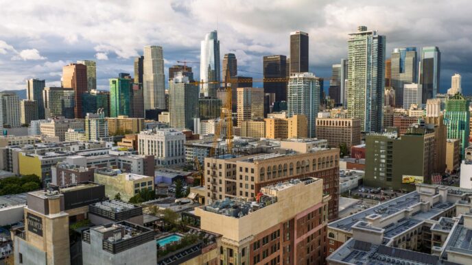 City/Destination.
Vista aérea de la ciudad de Los Ángeles. Rascacielos y edificios en el horizonte urbano. Inmobiliare Summits real estate LATAM.