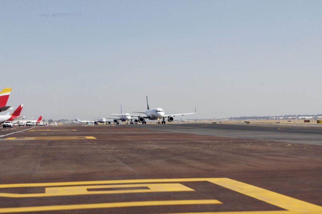 Venue/architecture.
Traslado de vuelos en AICM, México. Aviones en pista, reflejando cambios en el sector real estate tras Inmobiliare Summits LATAM.