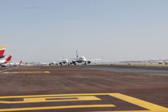 Venue/architecture.
Traslado de vuelos en AICM, México. Aviones en pista, reflejando cambios en el sector real estate tras Inmobiliare Summits LATAM.