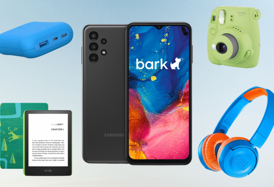 Gadgets esenciales para vacacionar. Incluye un smartphone Samsung con la app Bark, una cámara Instax, audífonos JBL y un Kindle. ¡Prepárate para el viaje!