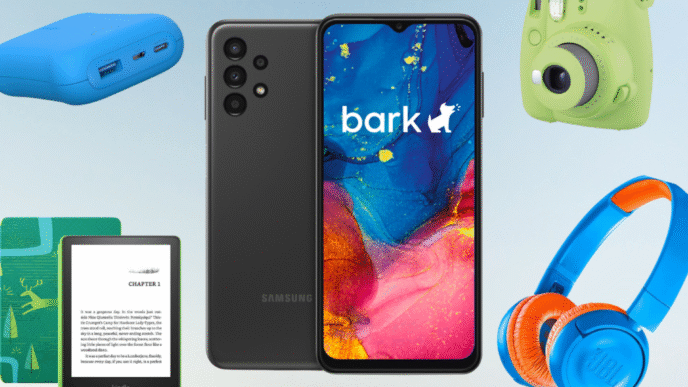 Gadgets esenciales para vacacionar. Incluye un smartphone Samsung con la app Bark, una cámara Instax, audífonos JBL y un Kindle. ¡Prepárate para el viaje!