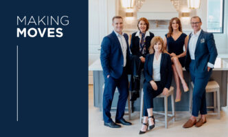 Grupo de 5 líderes en diseño de interiores inmobiliarios posando en una cocina moderna. Expertos en crear espacios únicos y personalizados.