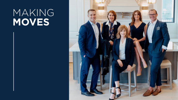 Grupo de 5 líderes en diseño de interiores inmobiliarios posando en una cocina moderna. Expertos en crear espacios únicos y personalizados.