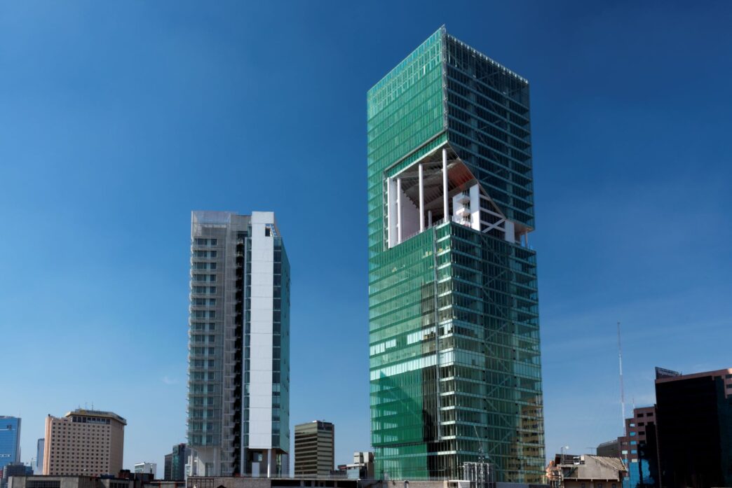 venue/architecture
Dos edificios modernos en CDMX. Arquitectura sostenible con certificación LEED en Inmobiliare Summits, real estate México.