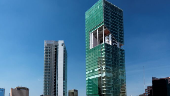 venue/architecture
Dos edificios modernos en CDMX. Arquitectura sostenible con certificación LEED en Inmobiliare Summits, real estate México.