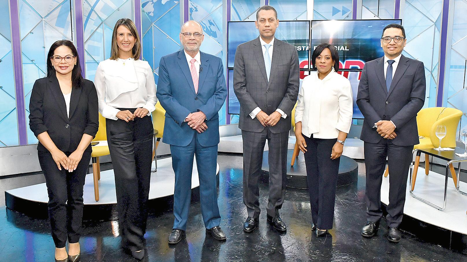 Panel de expertos en bienes raíces discutiendo en un programa de televisión. Conferencia Inmobiliare Summits, LATAM.