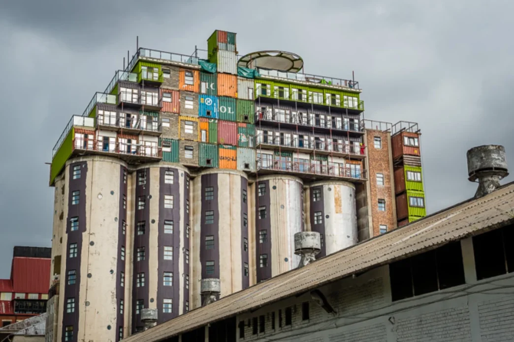 Venue/architecture
Edificio único en ciudad LATAM. Arquitectura innovadora con contenedores. Diseño urbano y real estate en Inmobiliare Summits México.