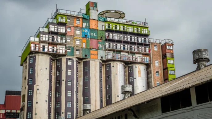 Venue/architecture
Edificio único en ciudad LATAM. Arquitectura innovadora con contenedores. Diseño urbano y real estate en Inmobiliare Summits México.