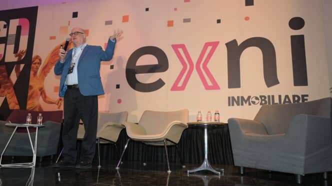 Presentación en Inmobiliare Connect, evento de networking inmobiliario en México y LATAM. Orador compartiendo ideas en el escenario de la conferencia.