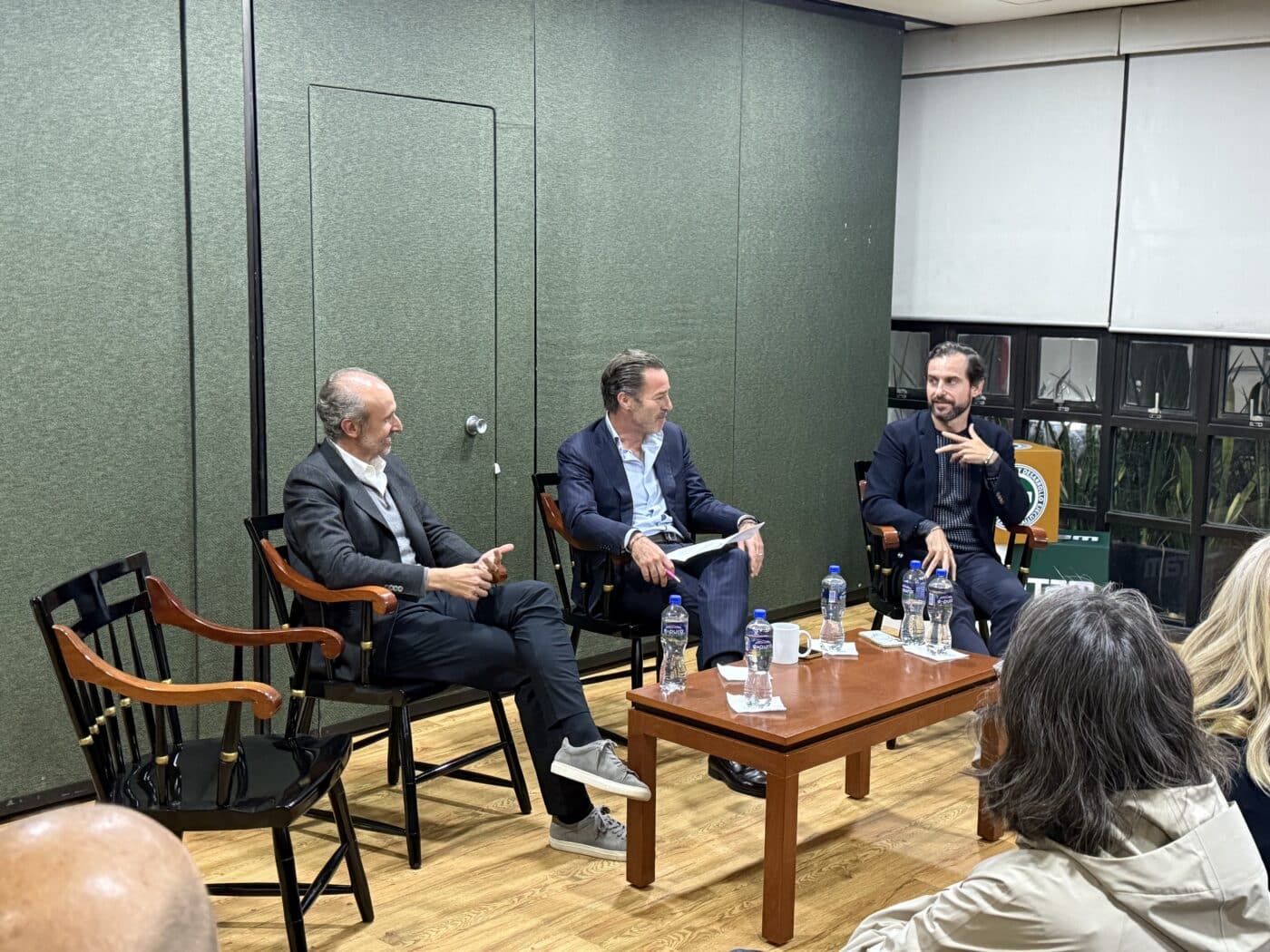 Líderes reunidos en ITAM discuten inversión hotelera rumbo a 2026. Panelistas en foro, conversando sobre el futuro del sector hotelero.