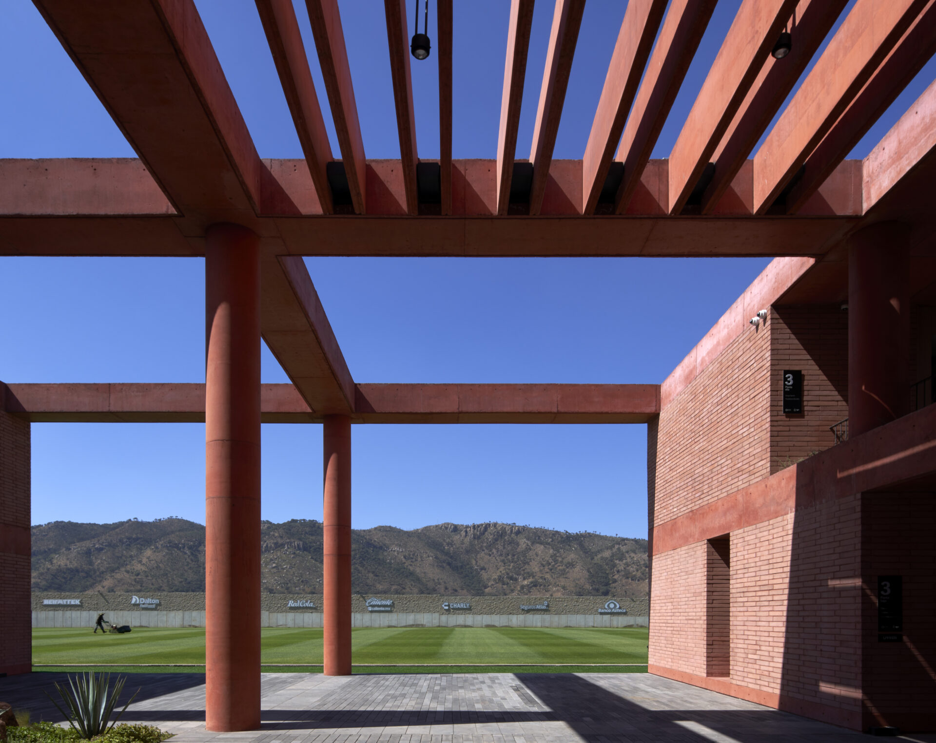 venue/architecture
Arquitectura del venue sede de Inmobiliare Summits, conferencia de real estate en México. Diseño moderno con vista a las montañas.