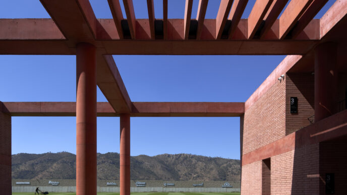 venue/architecture
Arquitectura del venue sede de Inmobiliare Summits, conferencia de real estate en México. Diseño moderno con vista a las montañas.