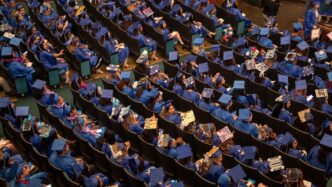 Venue/architecture.
Graduados en ceremonia. Estudiantes celebran su logro académico en el auditorio. Evento de graduación.